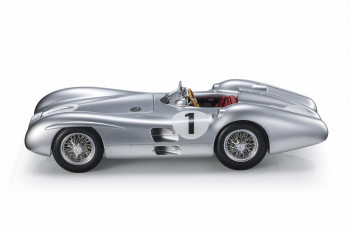 mercedes-w196r-streamliner-1-juan-manuel-fangio-winner-british-gp1954-03-web