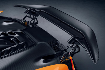 Webedit_0011_Original-16814-25-mclaren-w1-wing-detail-in-race-mode_4000x2677