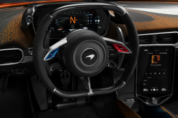 Webedit_0017_Original-16817-22-mclaren-w1-interior-details-wheel_4000x2677